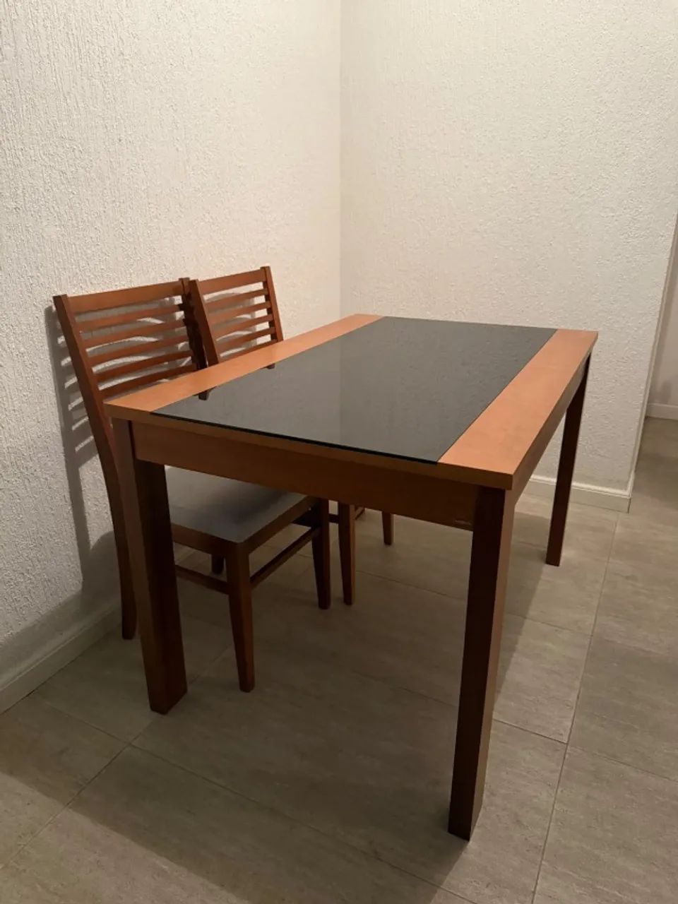 Mesa retangular em madeira e vidro