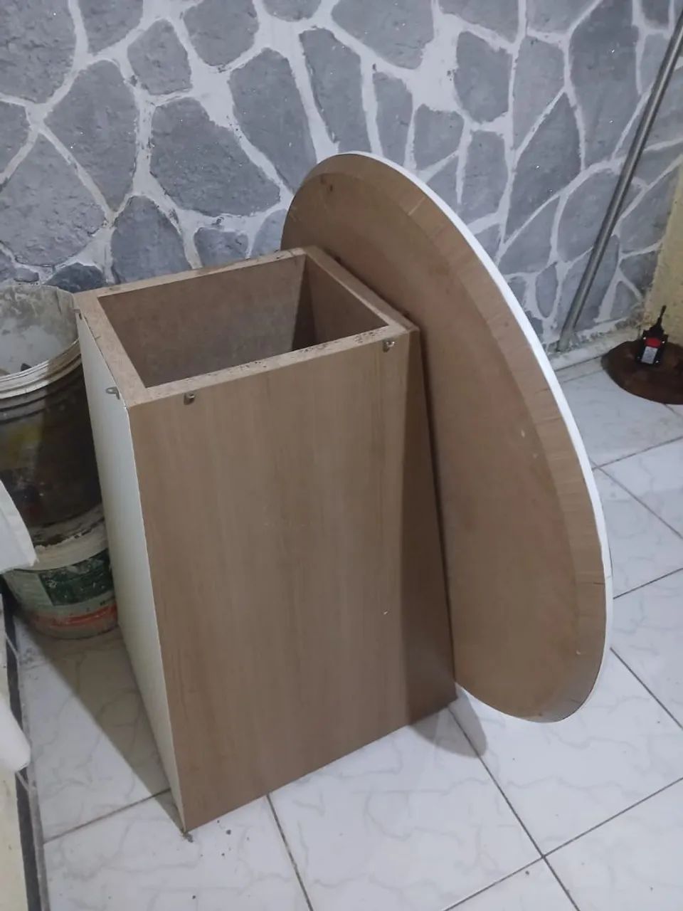 Mesa com duas cadeiras e um sofá. - Foto 2