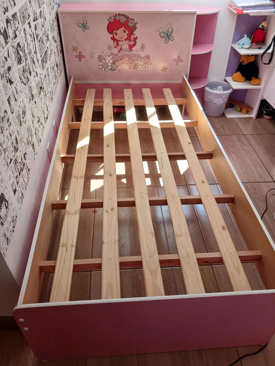 Vendo cama solteiro semi nova S/ Colchão 
