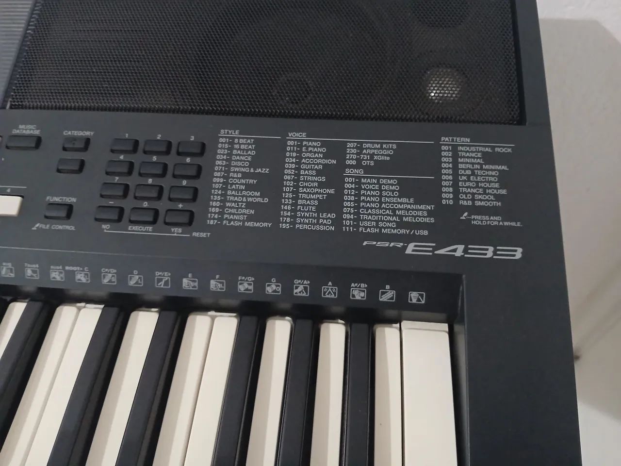 Teclado Yamaha PSR-E433 - Foto 5