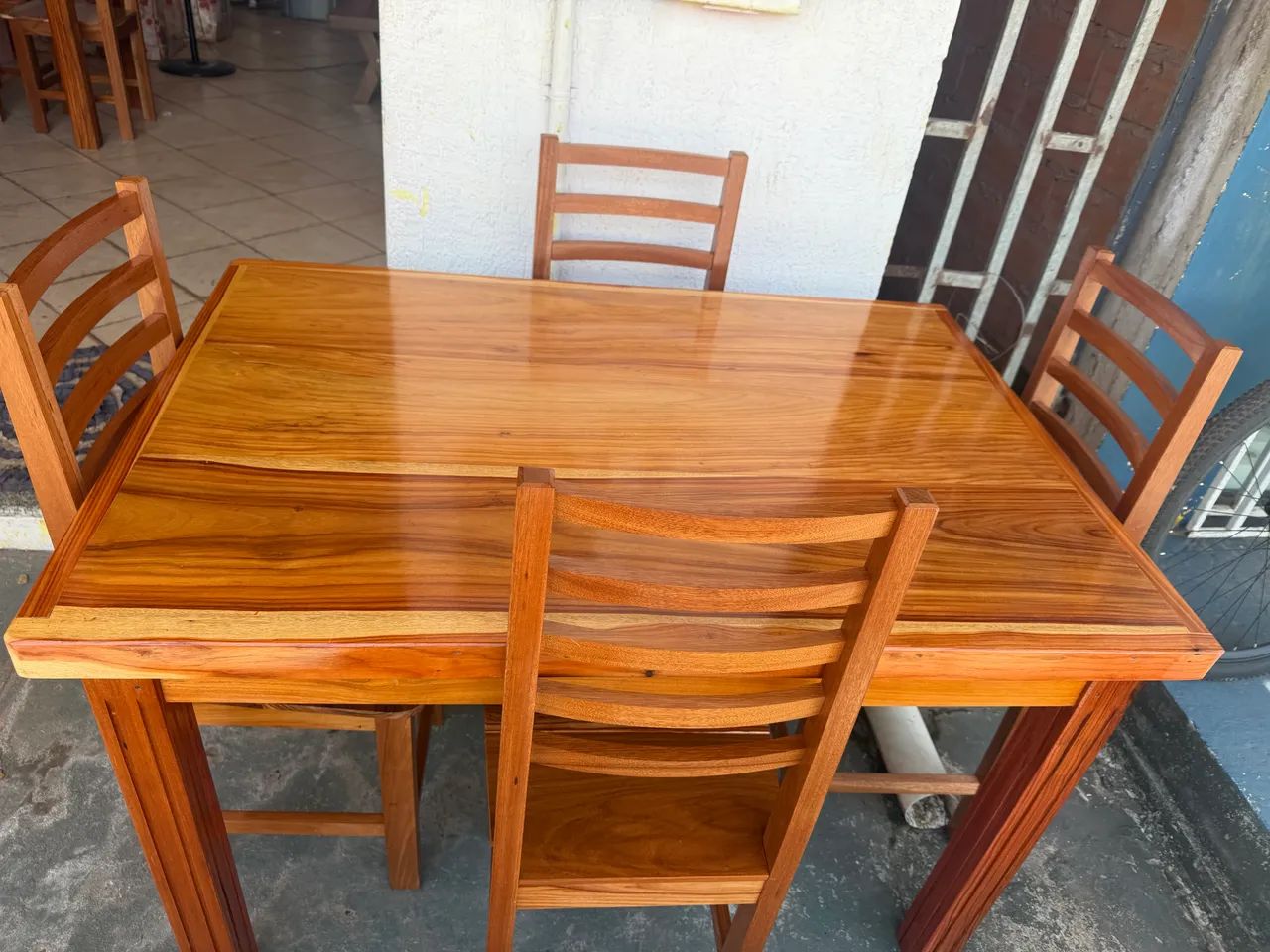Mesa 4 cadeiras com borda grossa em madeira  - Foto 4