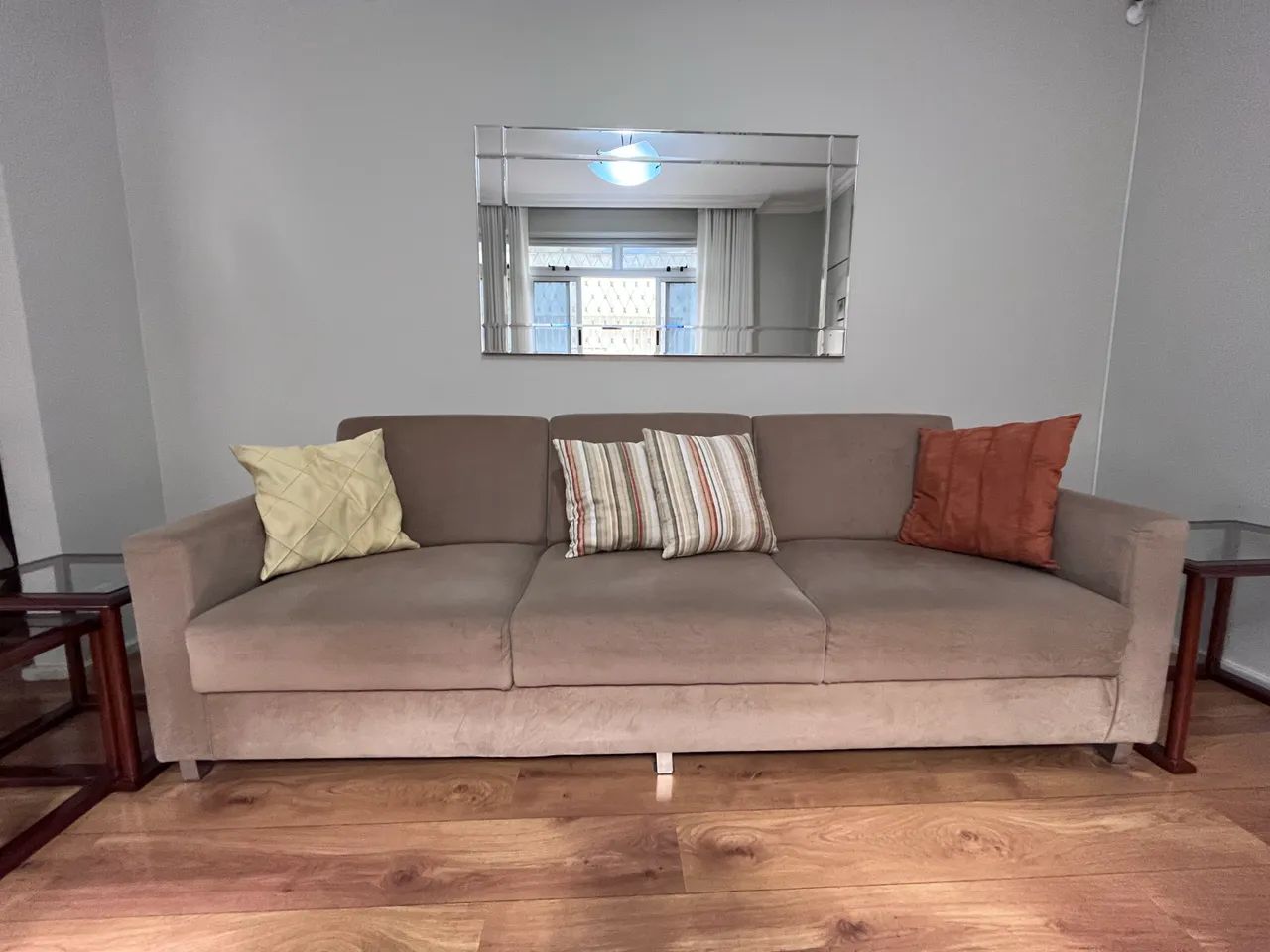 Vendo sofá com 3 mesinhas de canto - Foto 3
