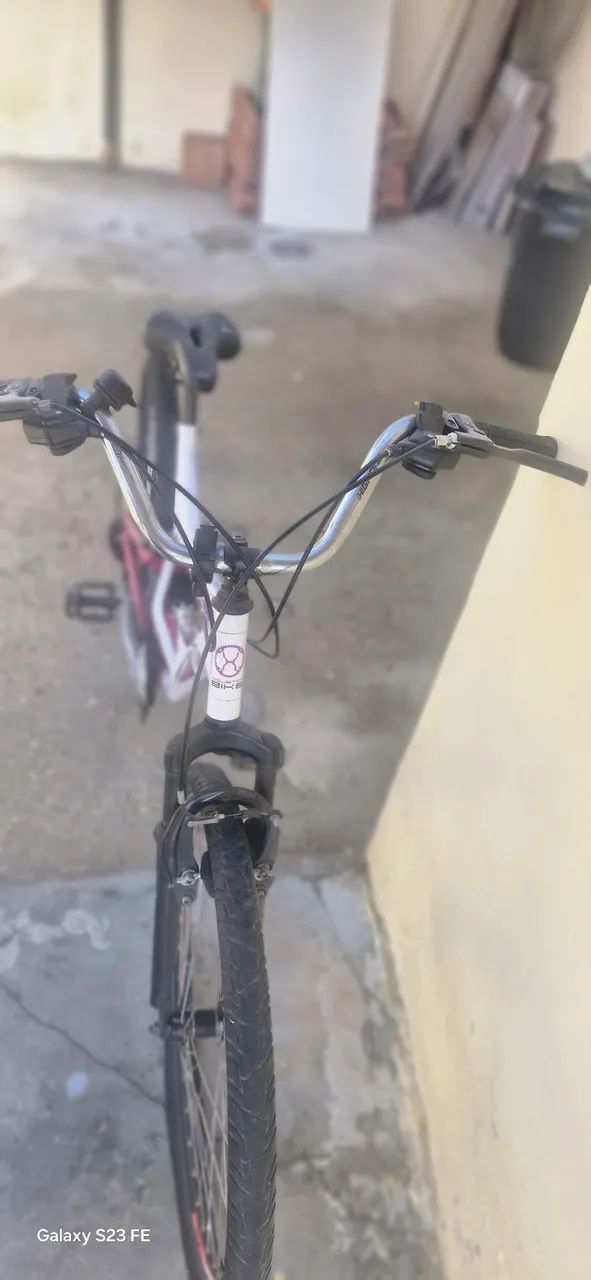 Vendo uma bicicleta 