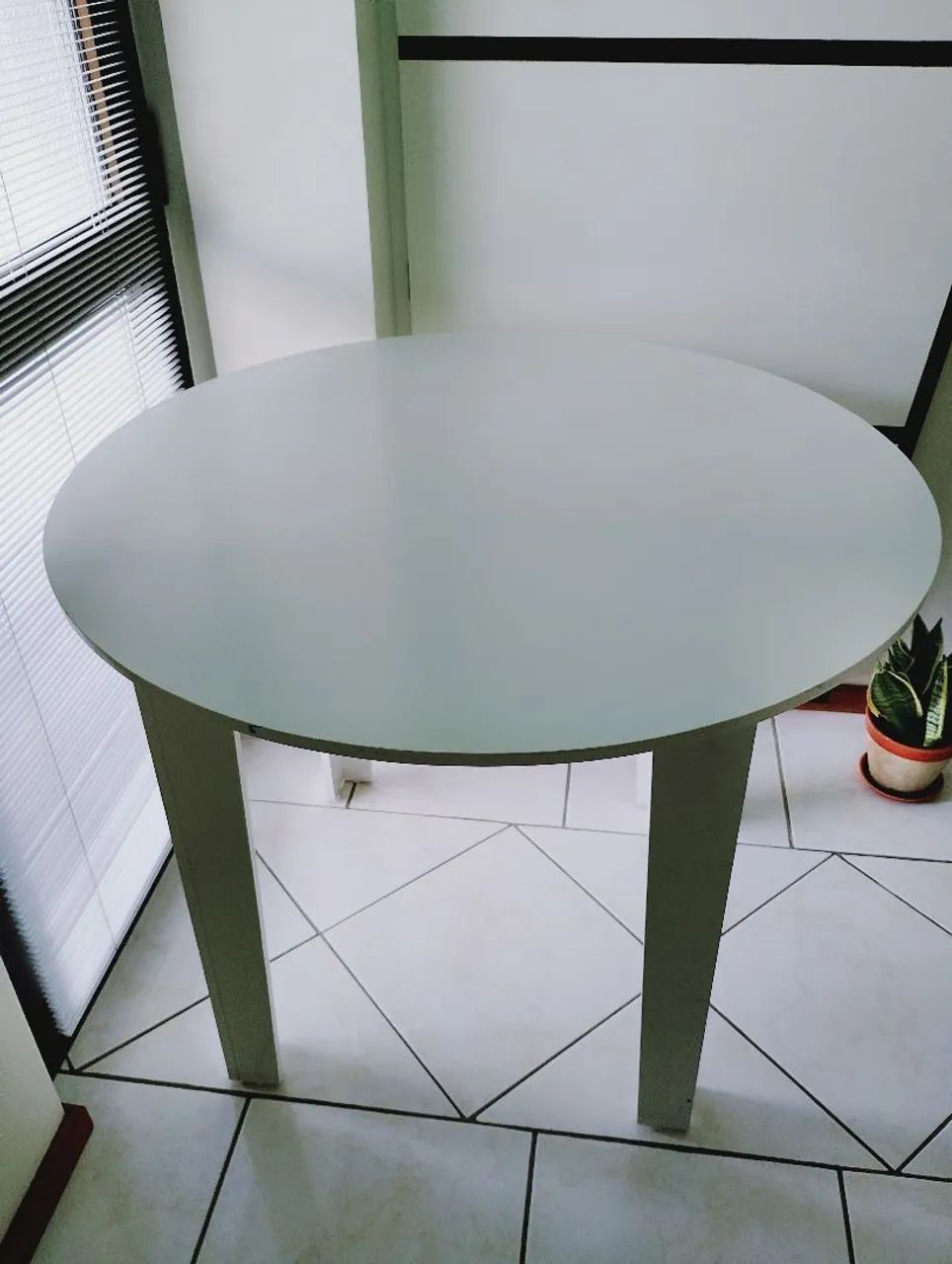 Mesa com tampo redondo, em MDF - Foto 3