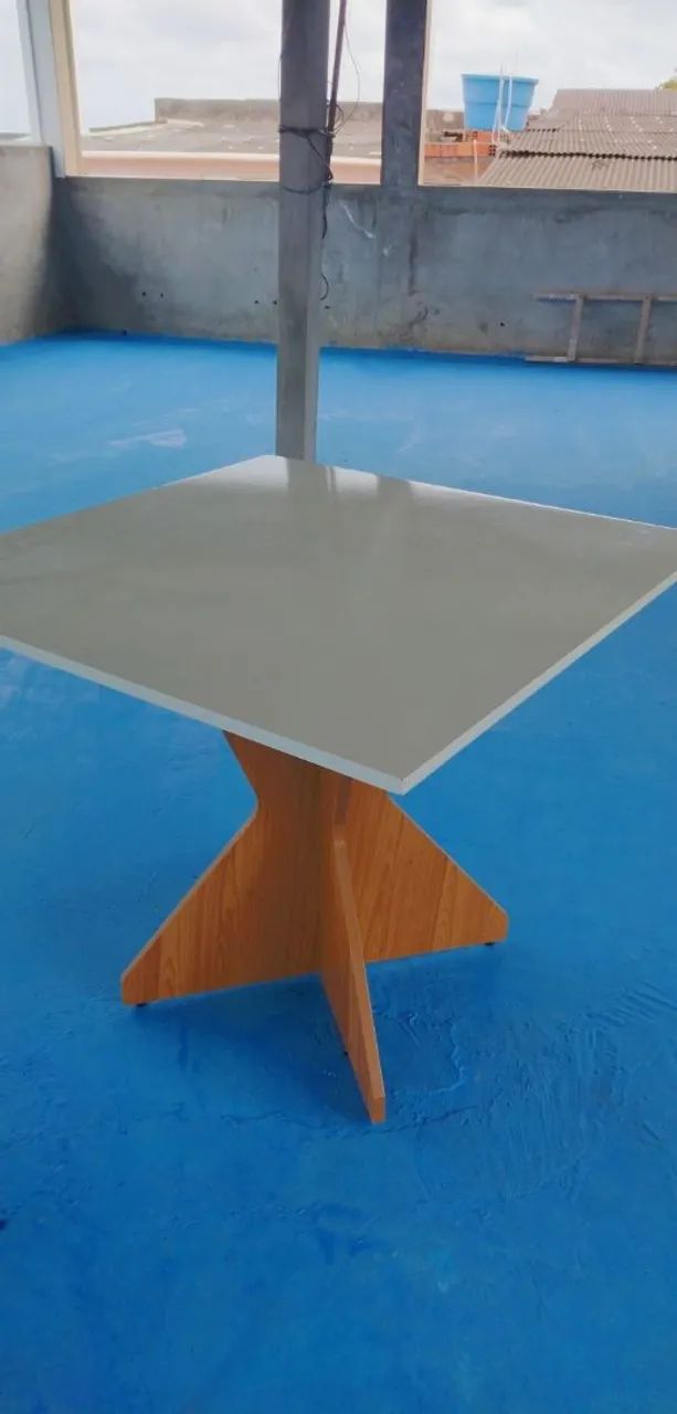 Vendo uma mesa com base amadeirado 