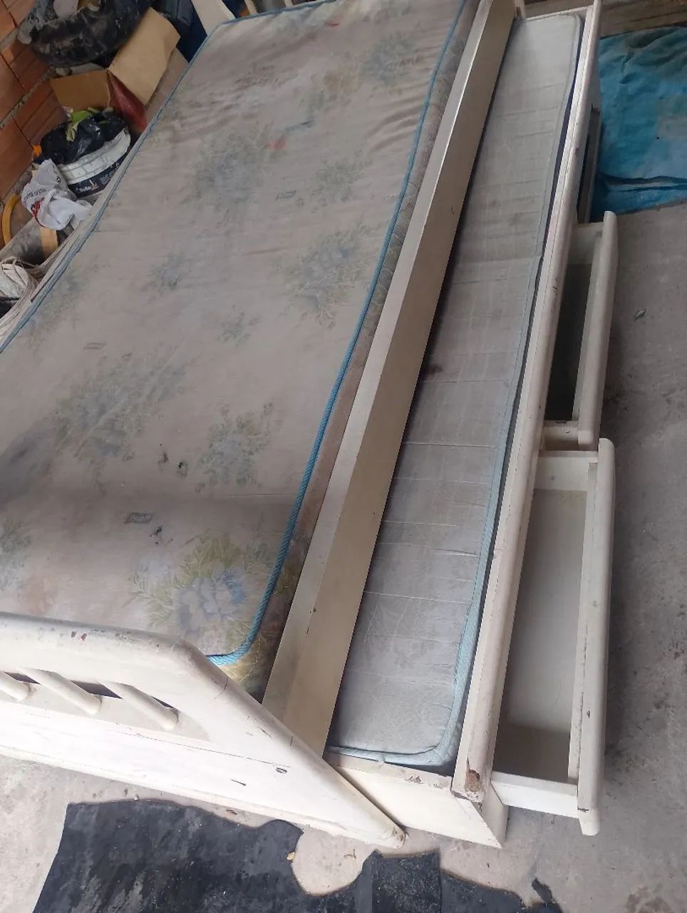 Cama cama dupla com 3 gavetas usada e colchão  - Foto 3