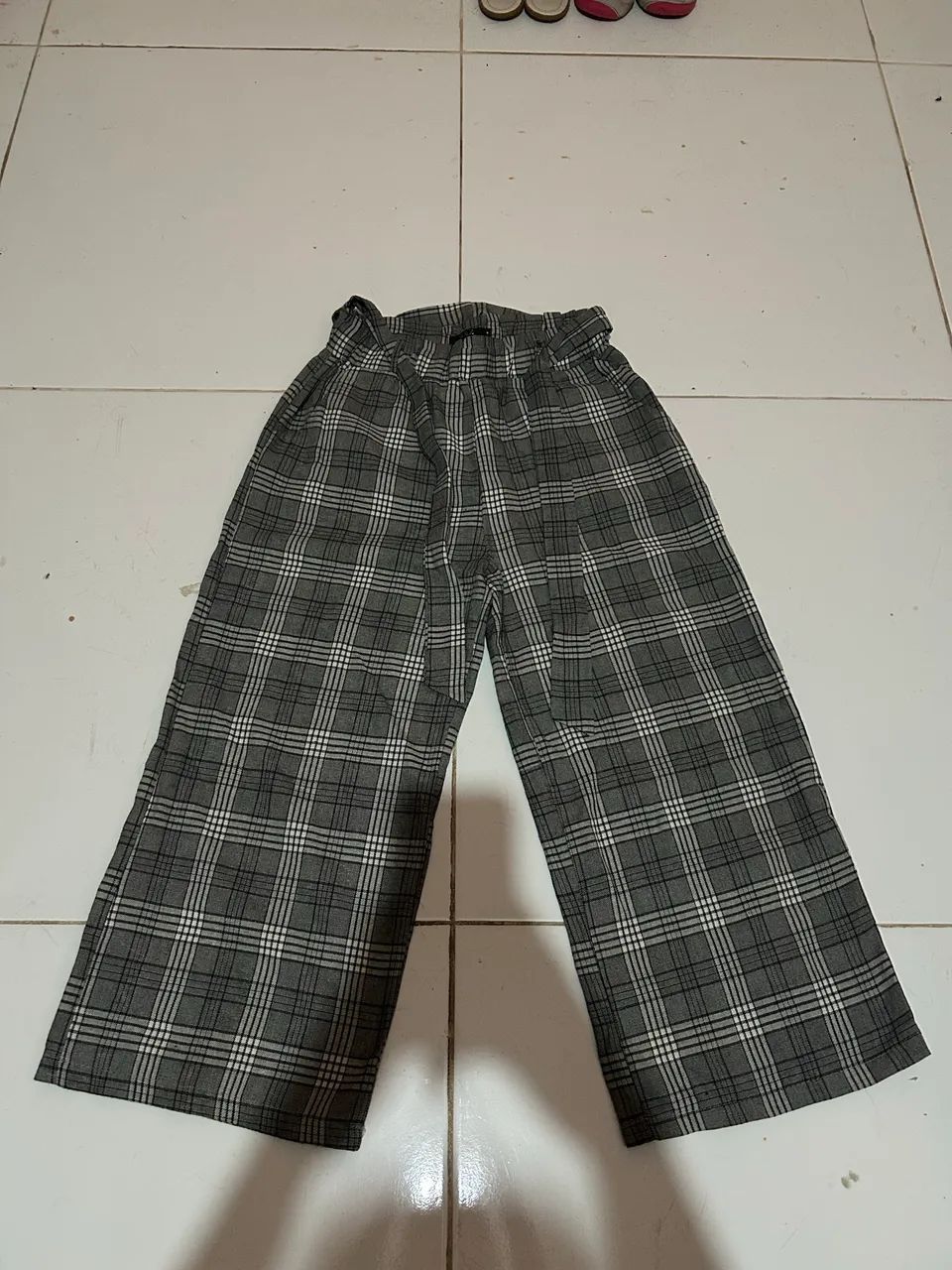 Calça de alfaiataria xadrez com cinto - Foto 3