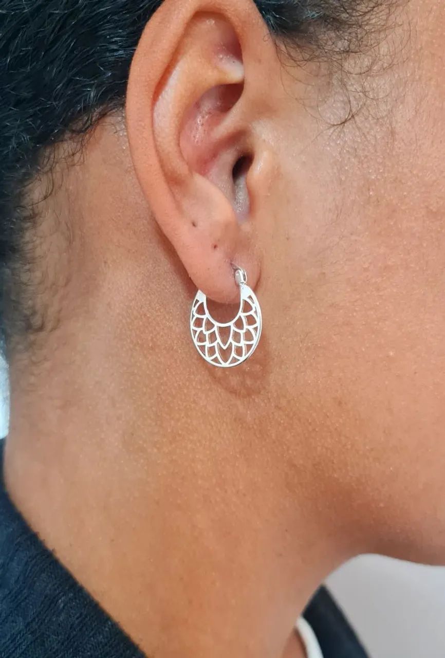 Brincos argola Prata com design floral - Foto 2
