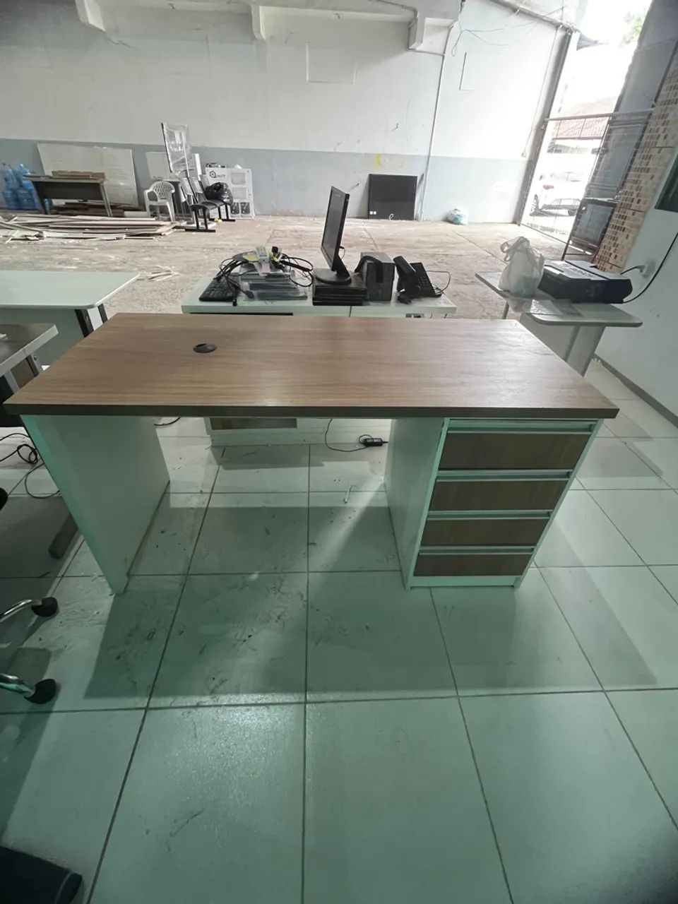 Mesa com 5 gavetas escritório - Foto 4