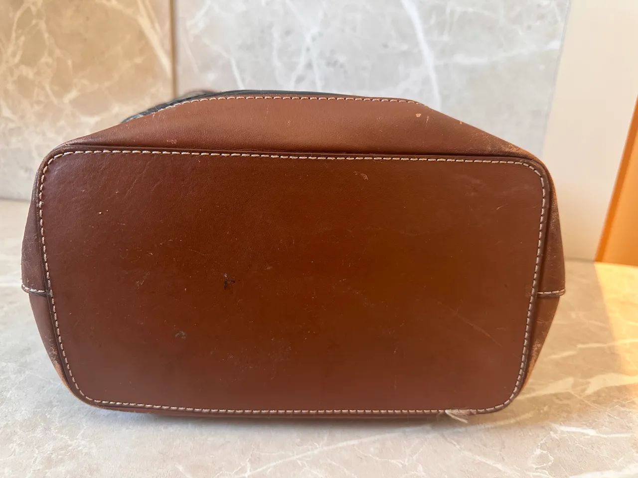 Bolsa Schutz Mini Tote Emma Neo Triagle Marrom  - Foto 5
