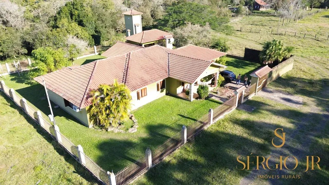 Sítio com 8,2h, belíssima casa com 300m², quiosque em Triunfo