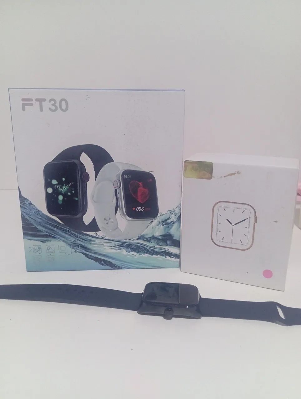 Relógios smartwatch na caixa 