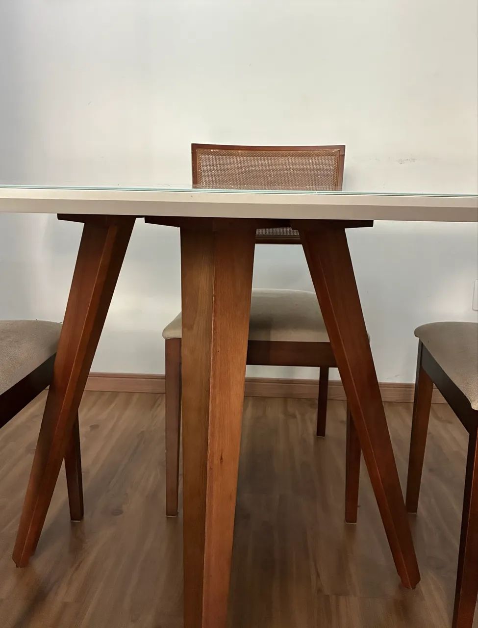 Mesa com tampo laqueado quebrado com 4 cadeiras  - Foto 2