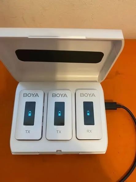 Kit Boya BY-XM6-S2 (Branco + Case de Carga) novo