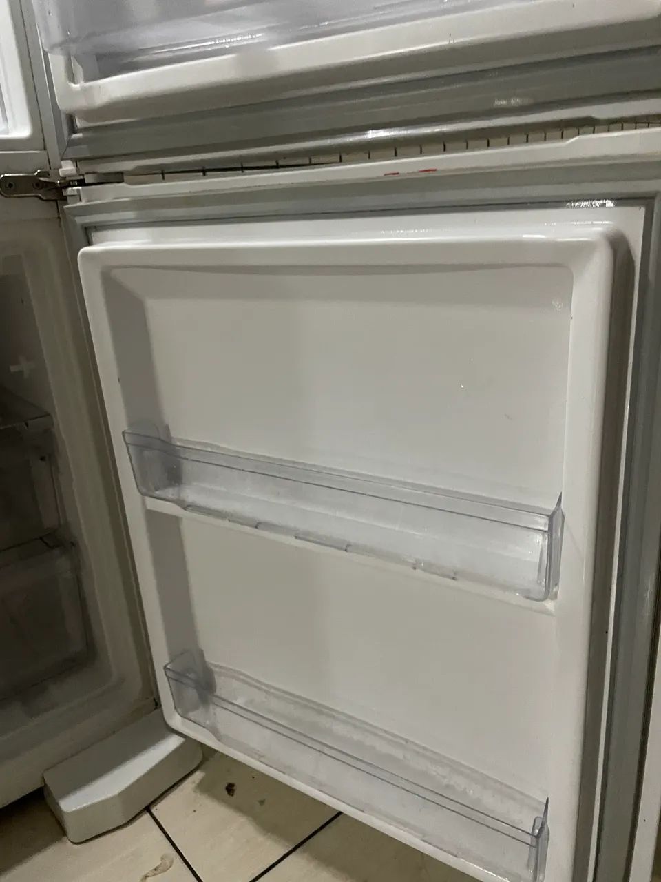 Vende-se geladeira cônsul 2 portas frost free com freezer embaixo  - Foto 3