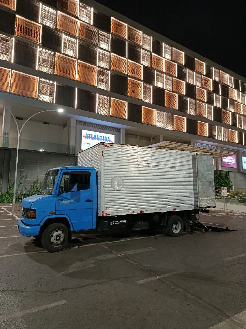 Fretes em geral CAMINHÃO COM RAMPA PLATAFORMA HIDRÁULICA  - Foto 2
