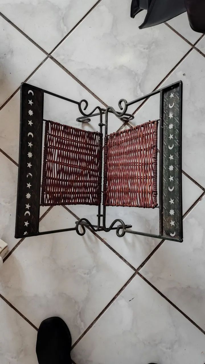 revisteiro antigo de ferro e palha  - Foto 4