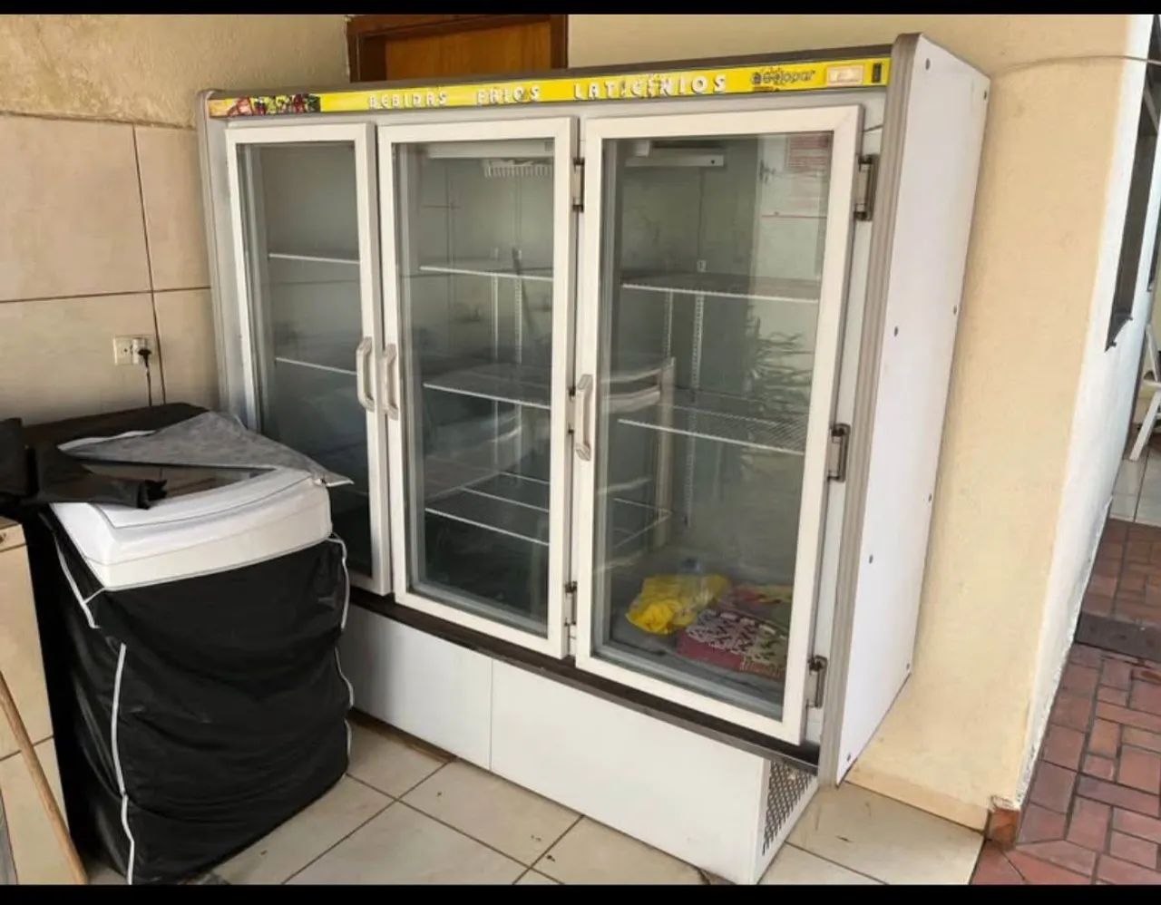 Vendo Expositor Vertical Gelopar 3 Portas - Foto 2