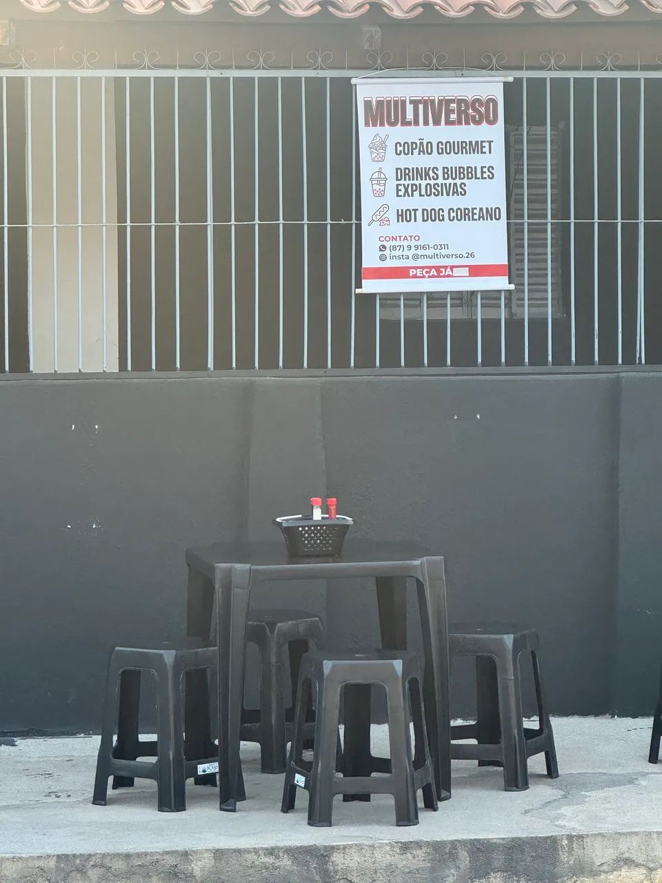 Mesa e bancos de plástico 