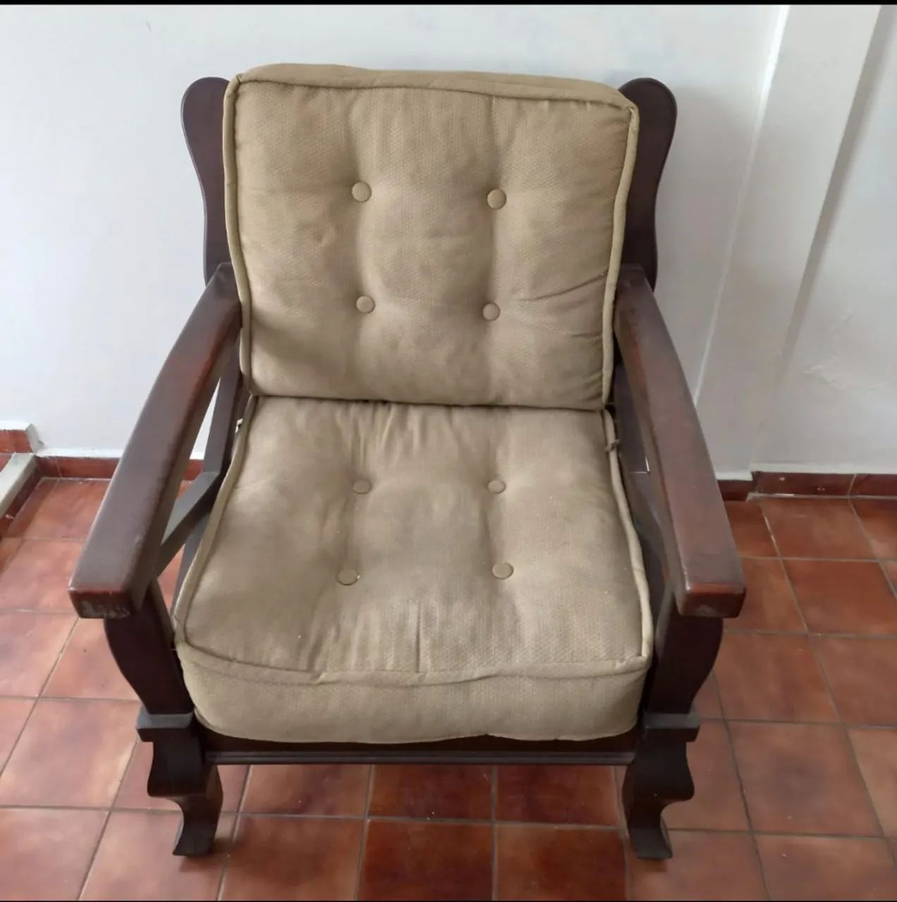 Conjunto de sofás clássicos em madeira maciça - Foto 2