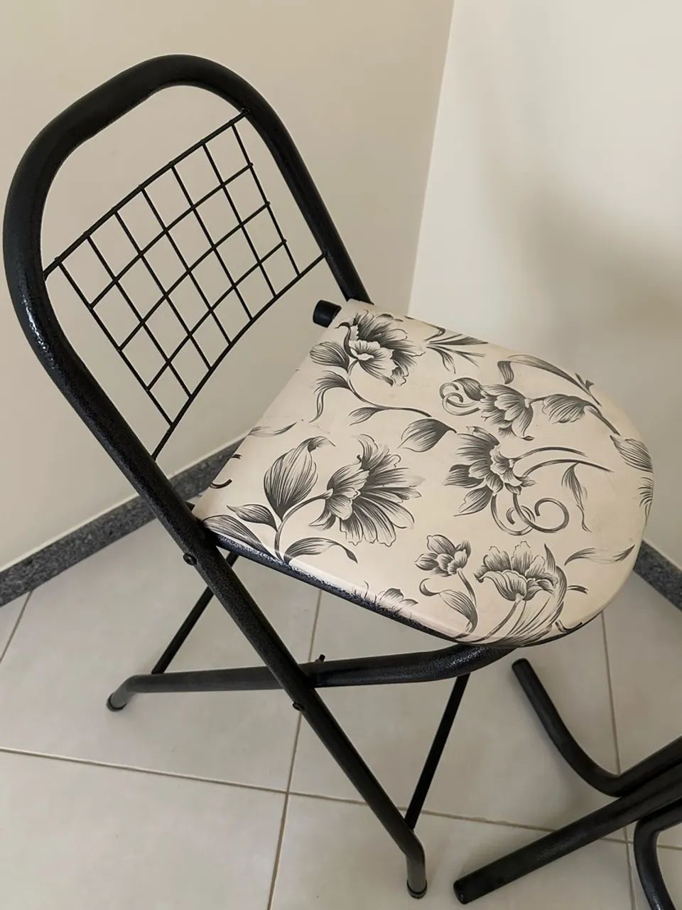 Conjunto mesa bistr ô com tampo de vidro + 2 cadeiras - Foto 2