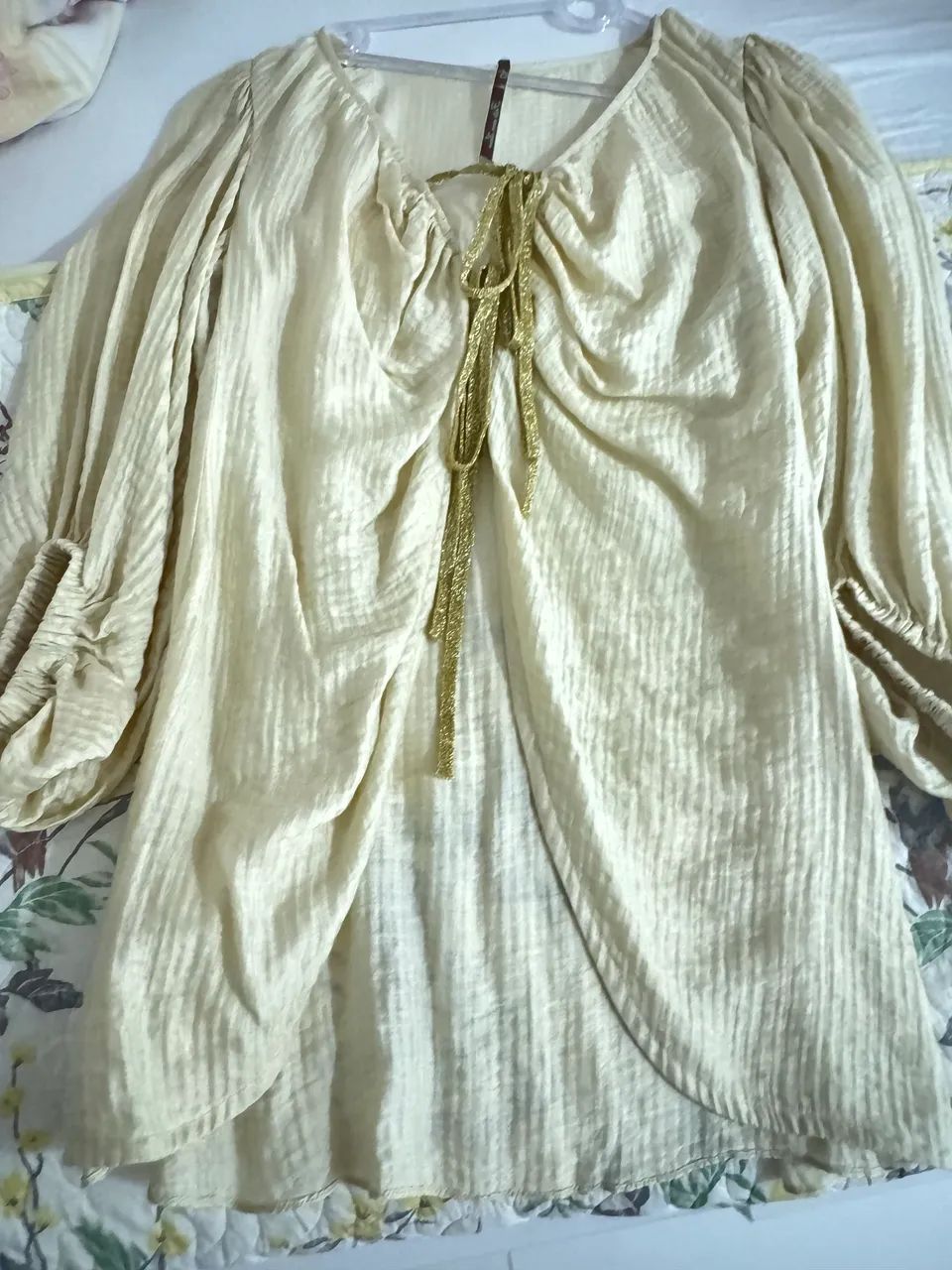Vendo lindo conjunto ( short e blusa ) - cor amarelo. - Foto 2