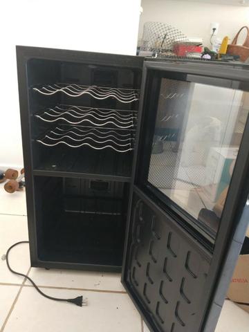 Adega de vinho 24 garrafas com controlador digital e porta espelhada - João