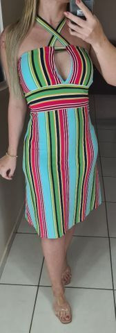 Vestido midi em suplex Premium com listras e decote com frente única.