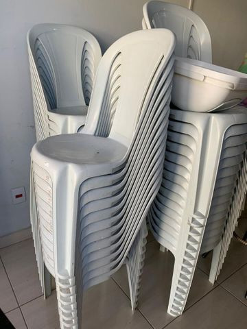 Jogo de mesas e cadeiras plásticas por R$ 130,00 cada - Foto 2