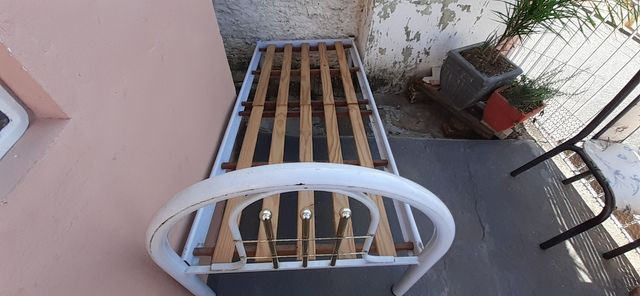 Cama de solteiro de ferro
