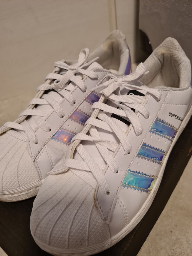 tenis superstar adidas holografico