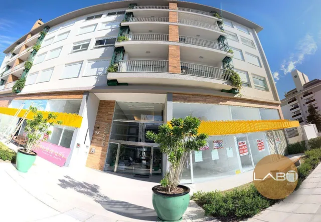 SALA COM MEZANINO NO BAIRRO JURERÊ INTERNACIONAL PRÓXIMO A PRAIA.