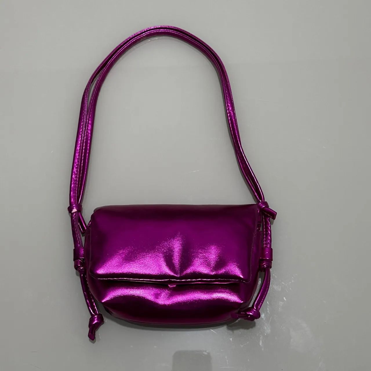 Bolsa Puffer Transversal Rosa Metálico 
