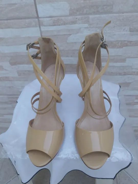 Sandália seminova da marca Schutz  - Foto 2
