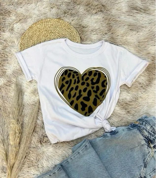Camiseta branca com estampa de coração - Foto 2