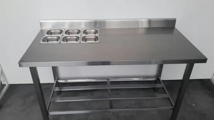 Mesa industrial para cozinha - em inox - com condimentadora embutida