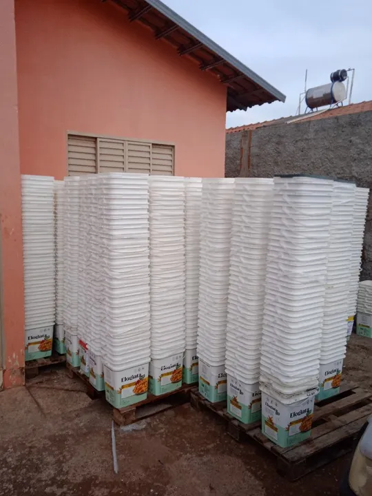 Baldes de 15 litros apenas 6,50 a unidade.