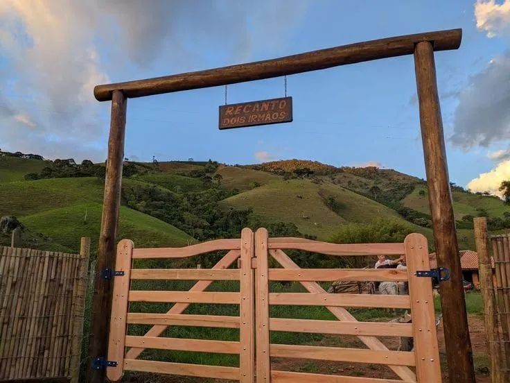 Portão e porteira de madeira rústico para área externa - Foto 4