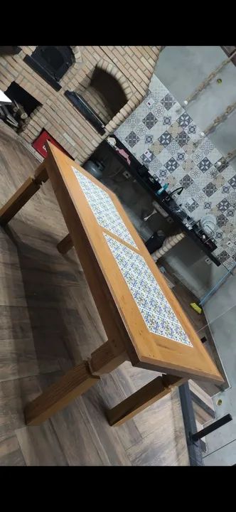 Mesa em peroba rosa com ladrilhos 