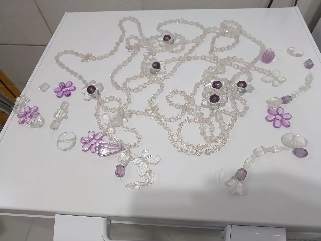 Enfeites decorativos de flores e contas de cristal