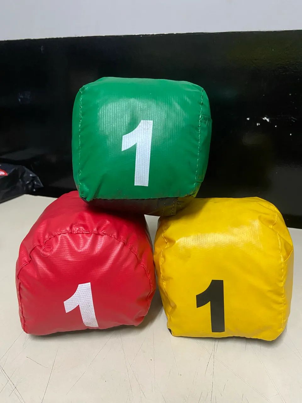 Prisma para identificação de veículos c/ imã e com 3 cores sem uso!