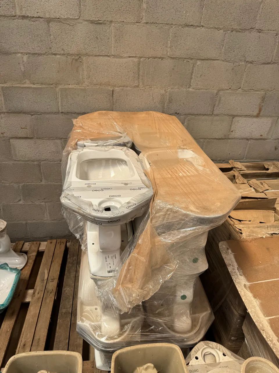 Deca toilets with built-in tank64311184513027122