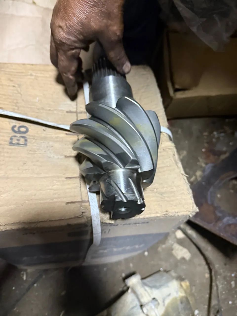 Coroa, peão e caixa satélite com nota fiscal - Foto 2