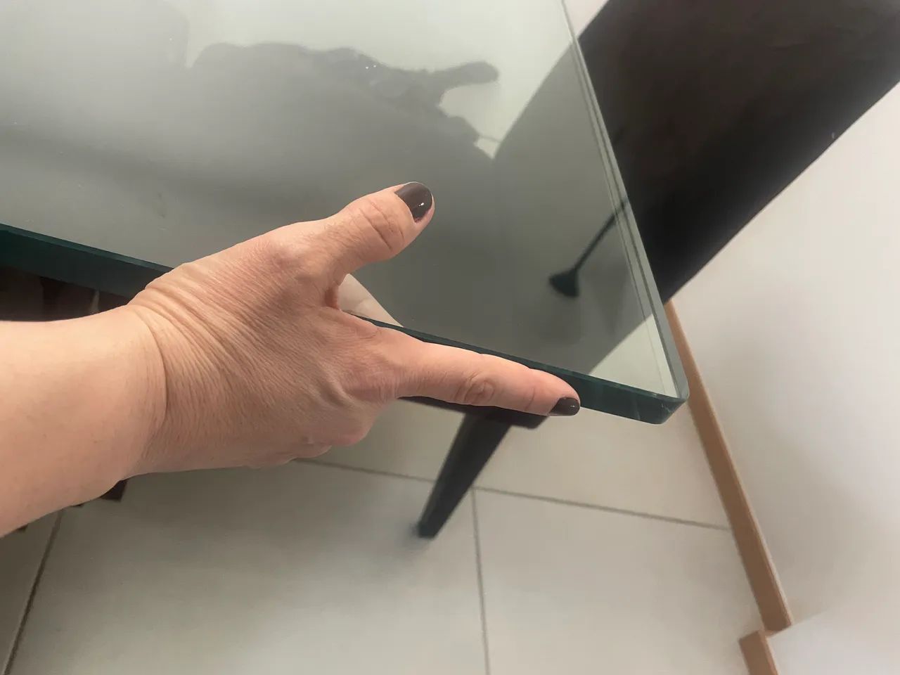 Mesa de vidro temperado 19 mm com 4 cadeiras pretas - Foto 5