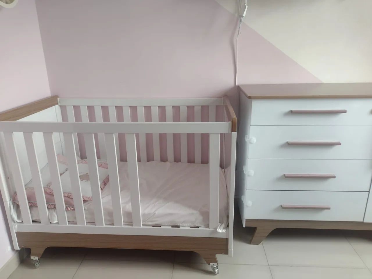 Berço Mini Cama Americano 2 em 1 Retrô Branco<br><br>Brilho/Carvalho - Foto 2