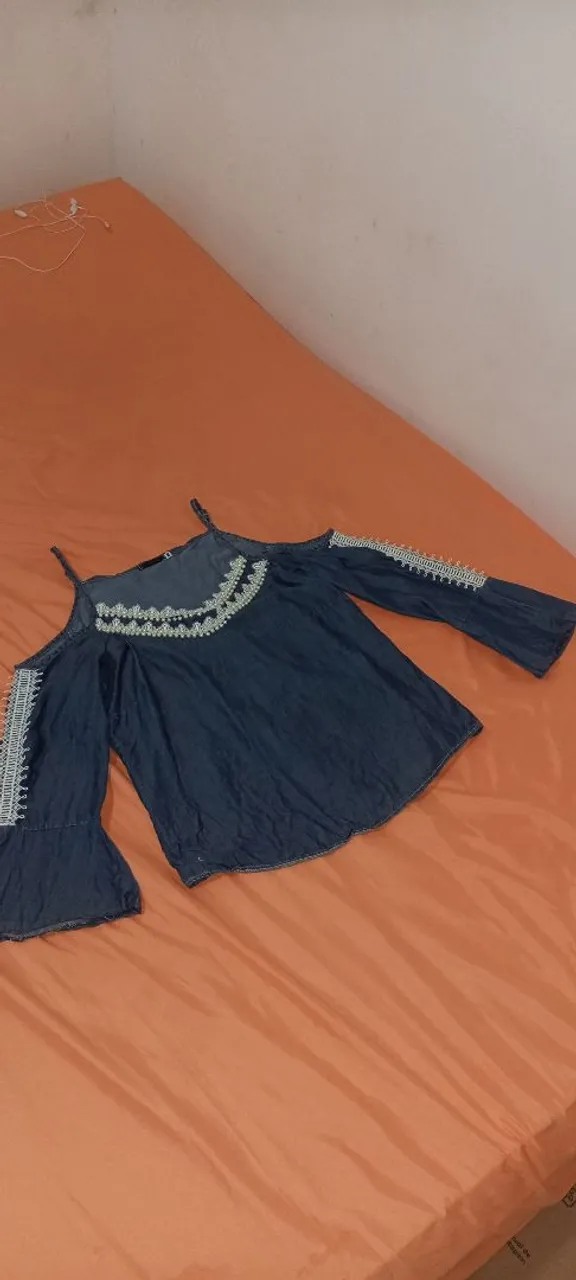 Blusa Jeans Feminina com Detalhes Bordados