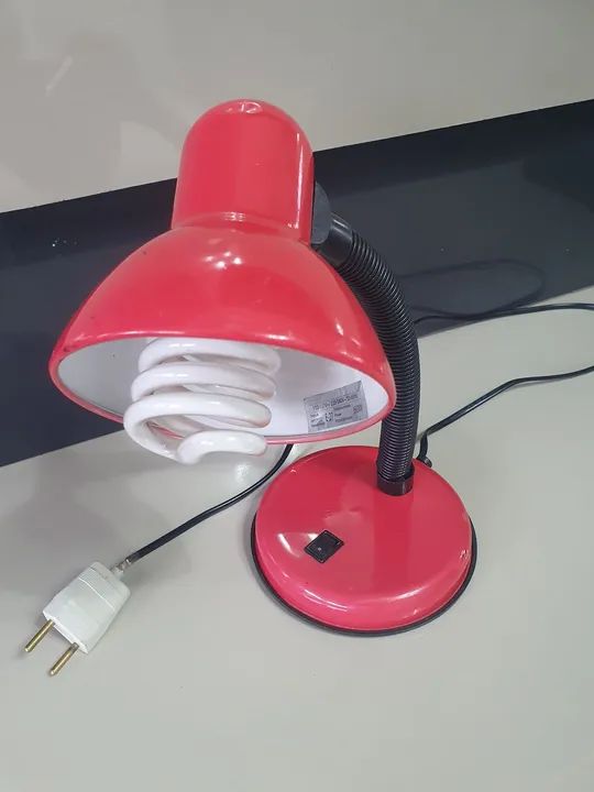 Luminária de mesa vermelha - Foto 2