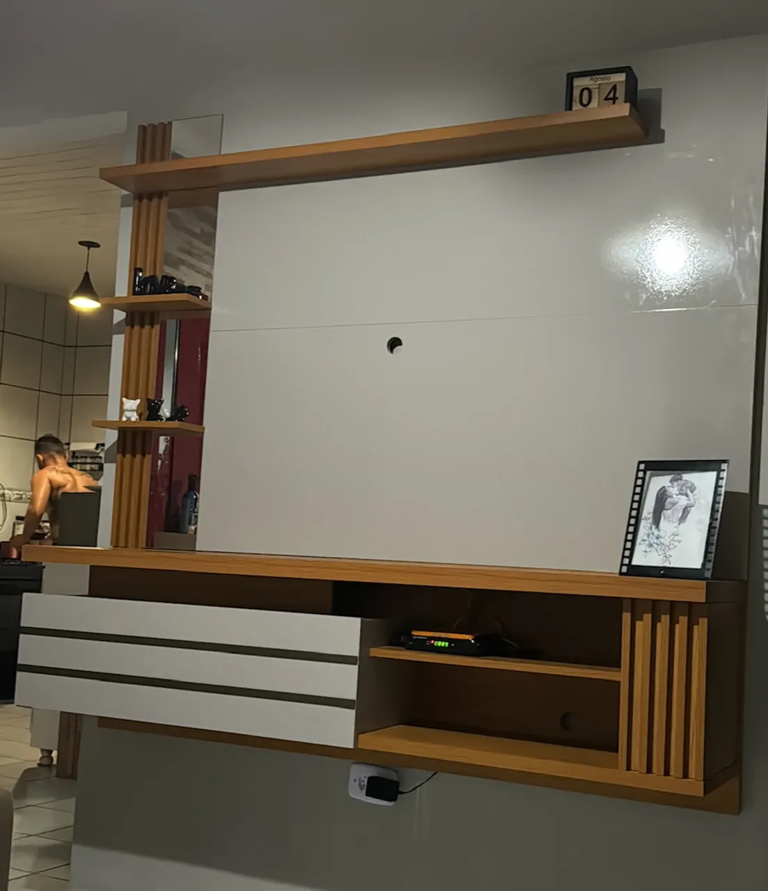 Painel para TV, cabeceira e mesa de cabeceira, mesinha de canto