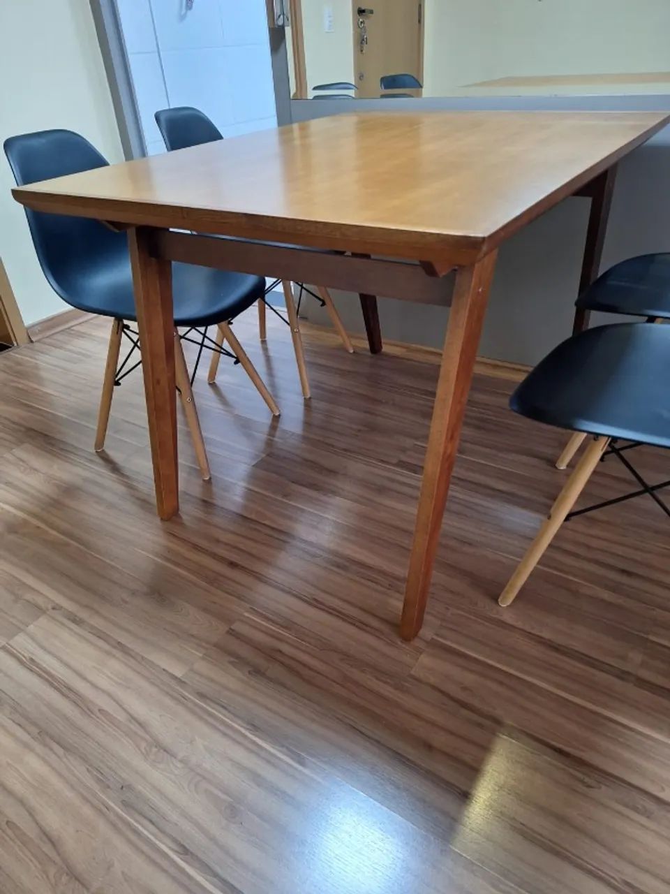 Mesa de jantar retangular + 4 cadeiras Eames Eiffel  - Foto 3