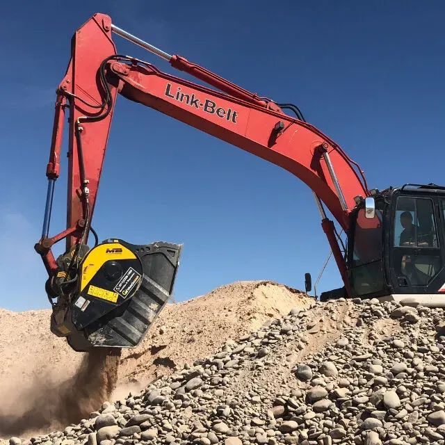 Caçamba Britadora BF80.3 S4 - MB Crusher  Disponível para Venda ou Locação - Foto 3